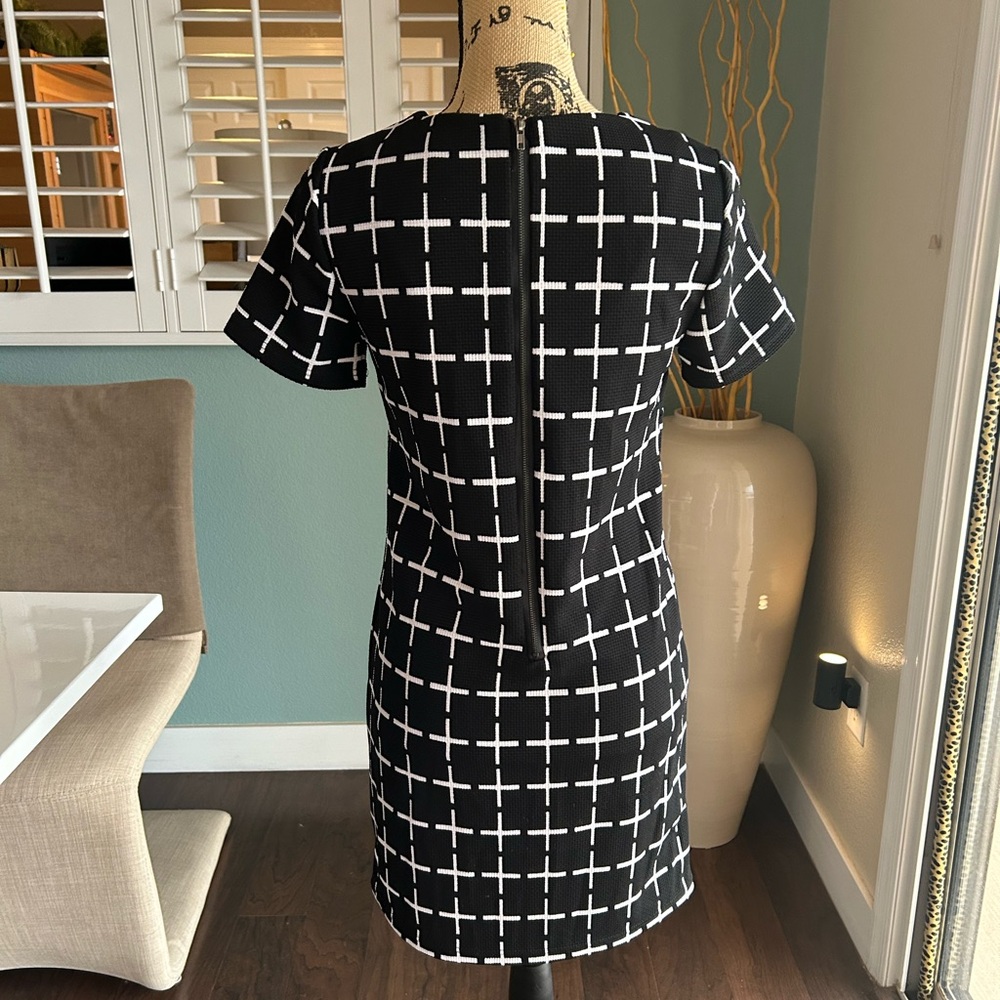 Romeo & Juliet Couture Black and White Grid Shift Dress - Picture 4 of 4